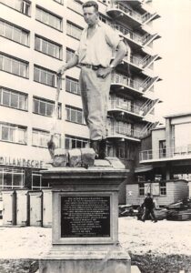 arbeider-op-standbeeld